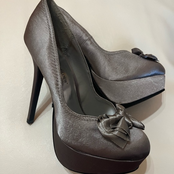Never worn, Just Fab Gardenia platform heels. Silver/gray satin with bow. - Picture 6 of 6